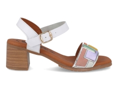 Sandalias con tacón bajo...